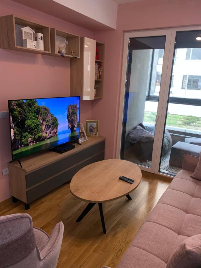 Pink Modern Apartment Скопье Экстерьер фото